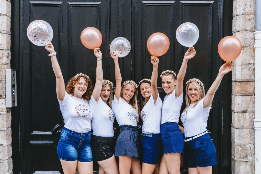 groupes de filles en short bleu et tshirt blanc avec ballons roses
