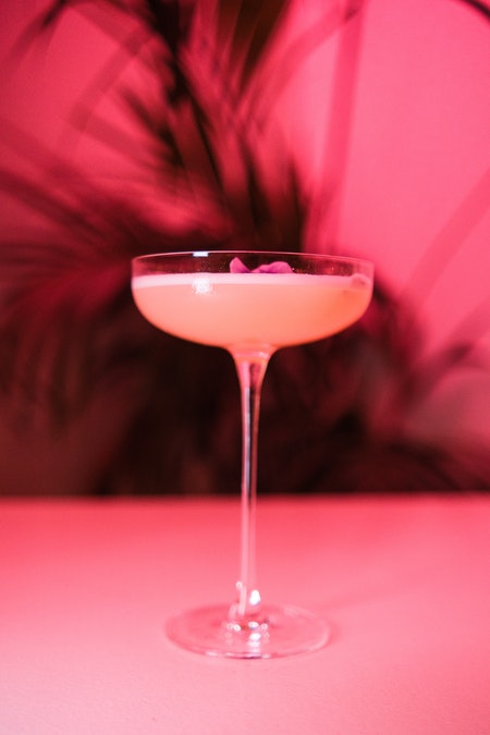 cocktail rose sur un comptoir