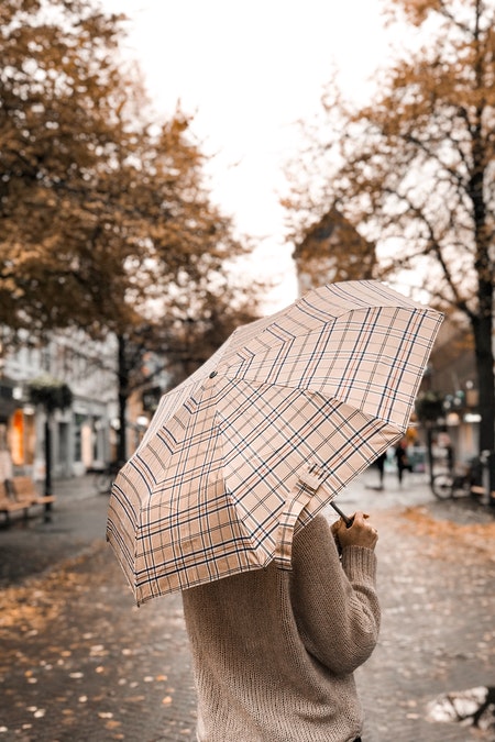 jeune femme sous un parapluie burberry